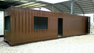 Pintura em container com esmalte sintético automotivo.